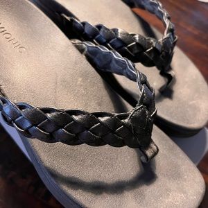 VIONIC brand platform/wedge flip flops